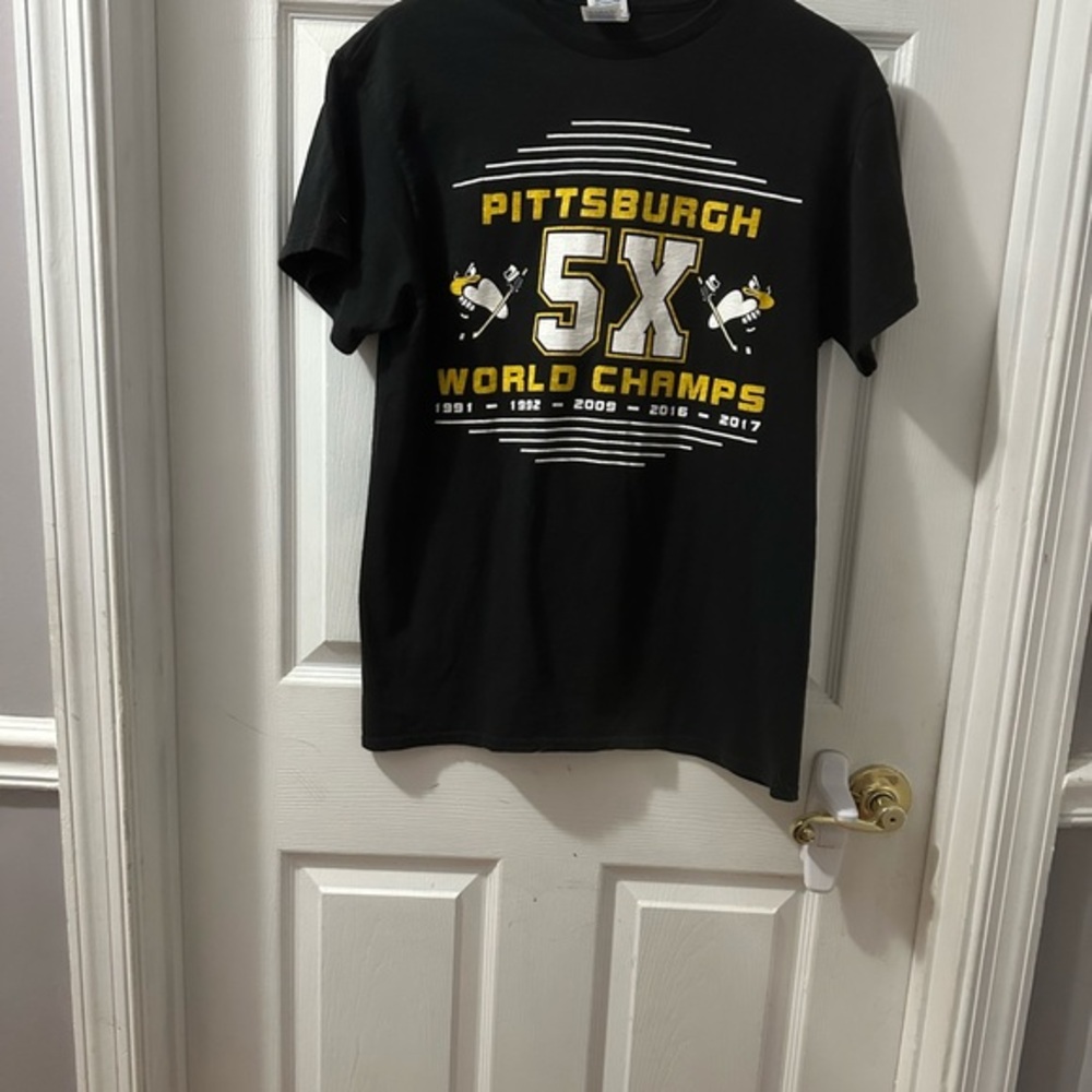 Men’s Penguins Black Pittsburgh World Champs T-Shirt Size Medium